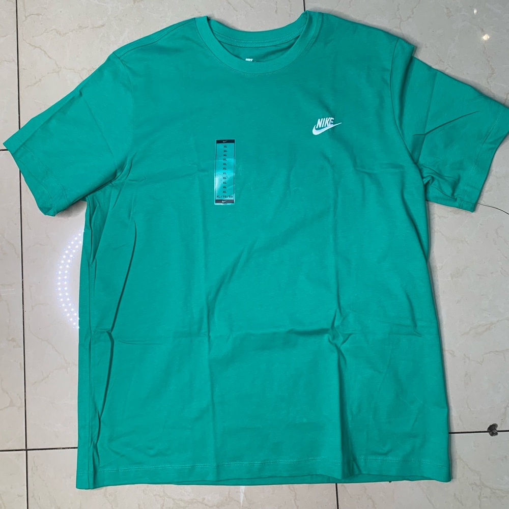 Nike Green Short Sleeve Tee Classic Fit Sz various - Picture 2 of 2